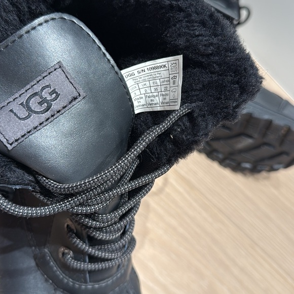 UGG kids boys girls Black Lace-Up Winter Boots Size 3. EU 35 - Picture 11 of 11